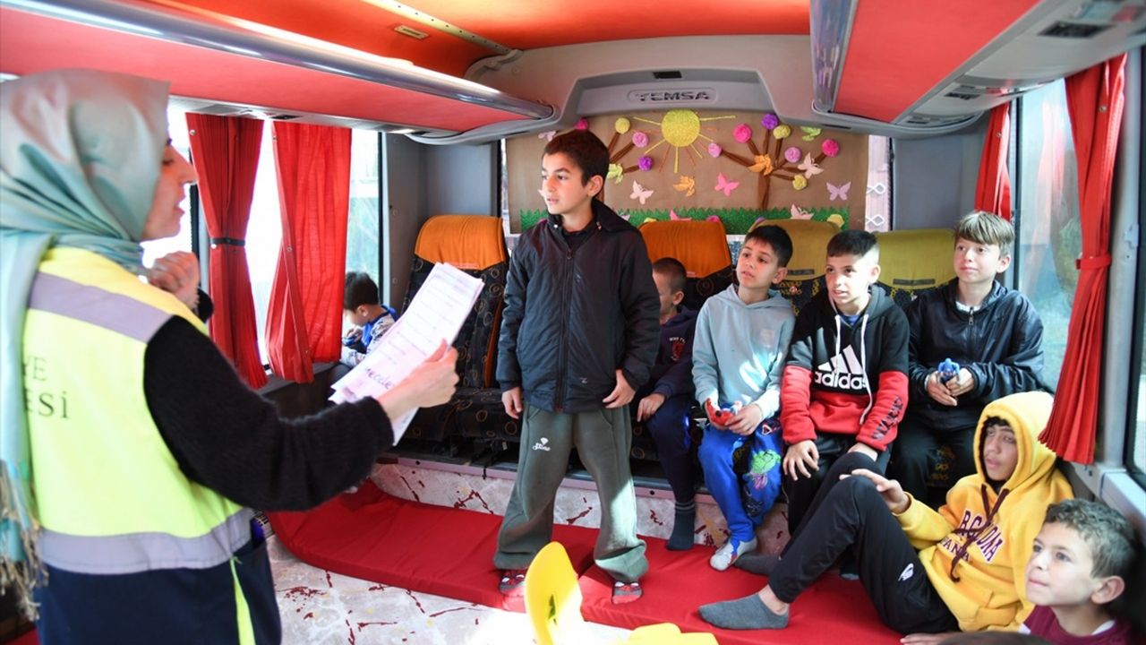 OSMANİYE - Depremzede çocuklar, belediyenin oyun otobüsüyle moral buldu