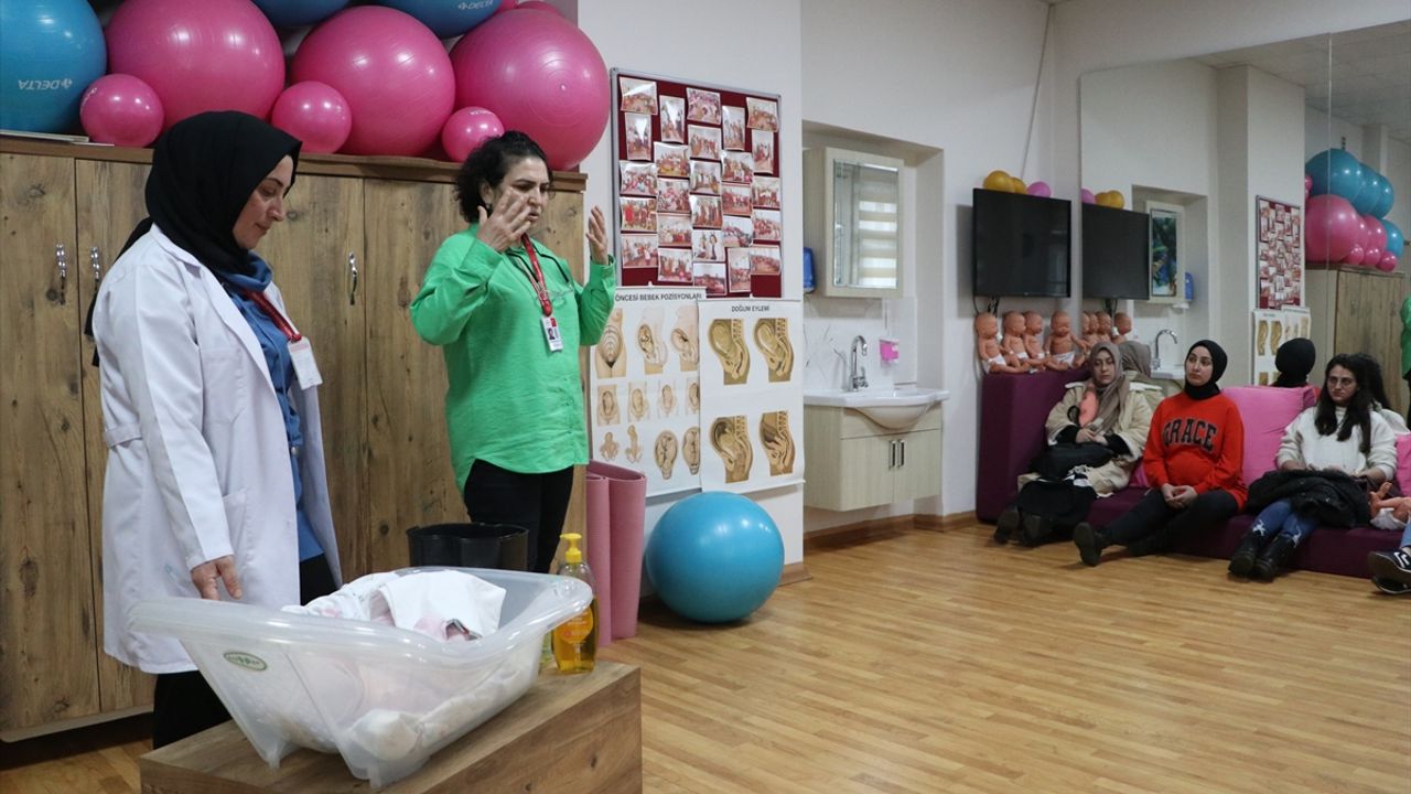 TRABZON - Anne adayları "gebe okulu" ile normal doğum hakkında bilinçleniyor