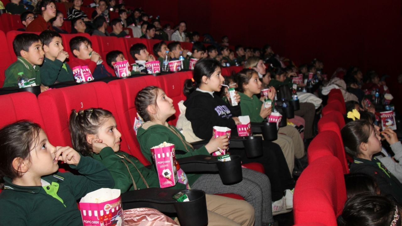 Van'da öğrenciler ve depremzede çocuklar "Rafadan Tayfa Galaktik Tayfa" filmini izledi