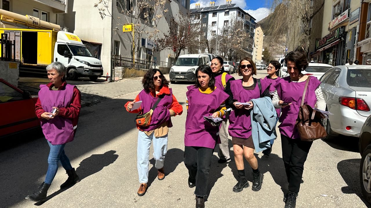 Dersim Kadın Platformu, sokaklarda bildiri dağıttı, halkı 8 Mart’ta davet etti