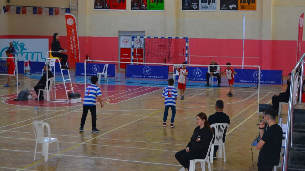 Ardahan'da küçükler badminton müsabakaları başladı