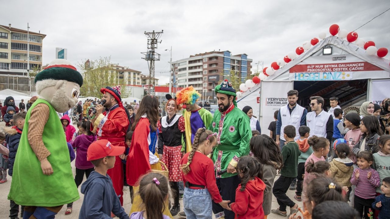 Yeryüzü Doktorları Malatya'da depremzede çocuklara çadır kentte etkinlik düzenledi