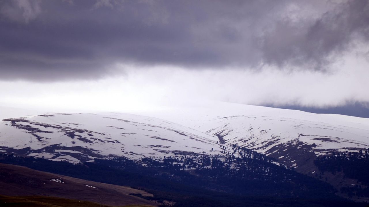 Ardahan, Tunceli ve Kars'ta kar yağışı etkili oldu