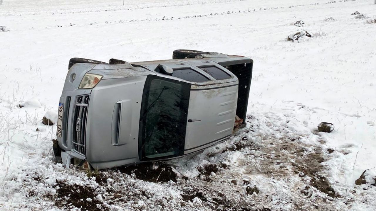 Ardahan'da devrilen kamyonetteki 3 kişi yaralandı