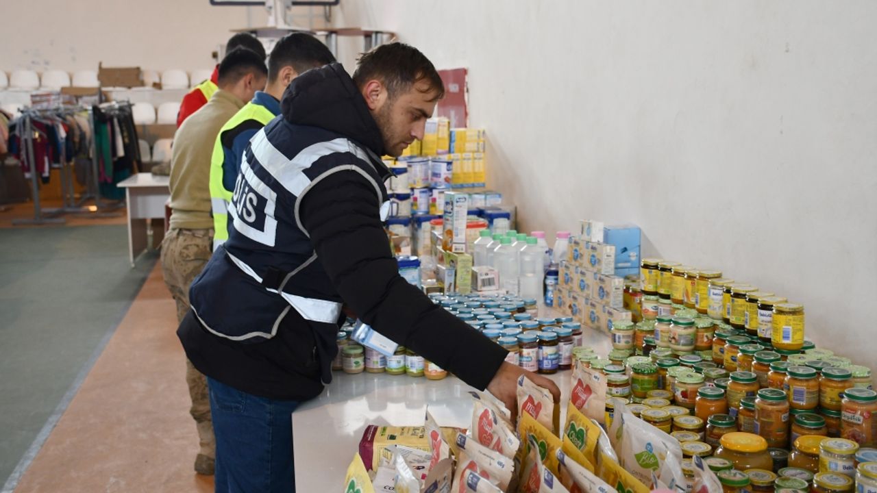 Doğanşehir'in kırsal mahallelerindeki depremzedelere ekipler hummalı çalışmalarla gıda kolisi ulaştırıyor