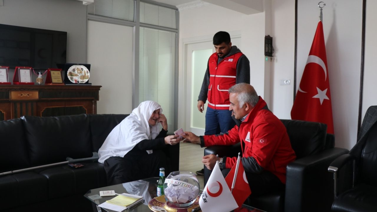 Elazığlı 80 yaşındaki kadın emekli maaşını depremzedelere bağışladı
