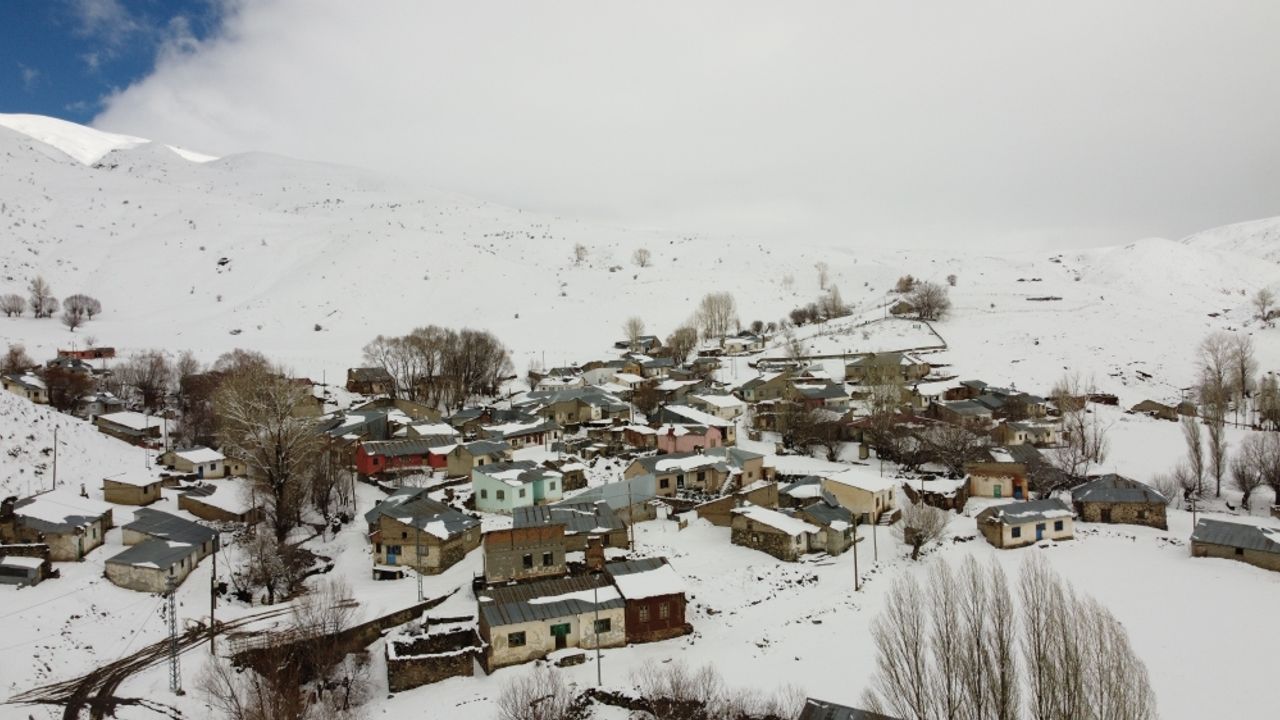 İlkbaharda Erzincan'da yağan kar eğlenceye dönüştü