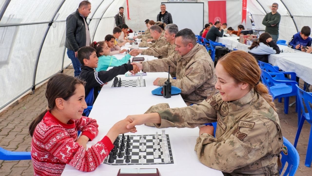 Jandarma, Adıyaman'daki depremzede çocuklarla satranç oynadı