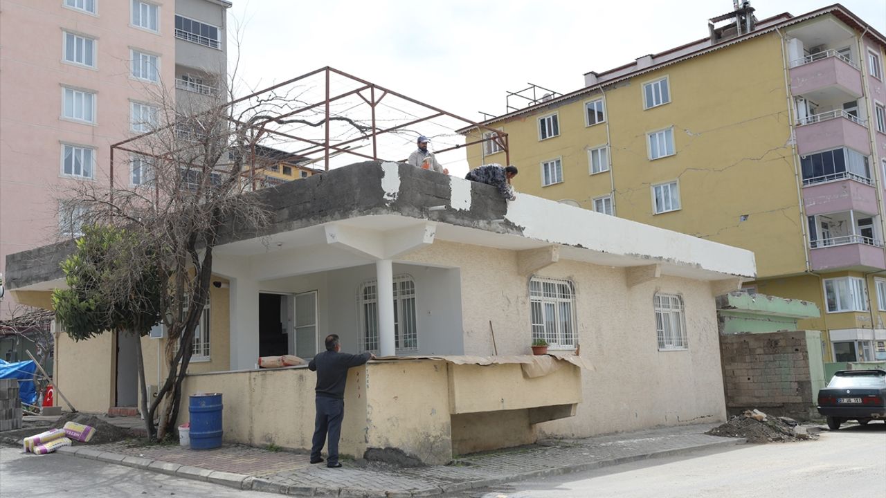 KAHRAMANMARAŞ - İlk depremin merkez üssü Pazarcık'ta vatandaşlar hafif hasarlı evlerin onarımına başladı