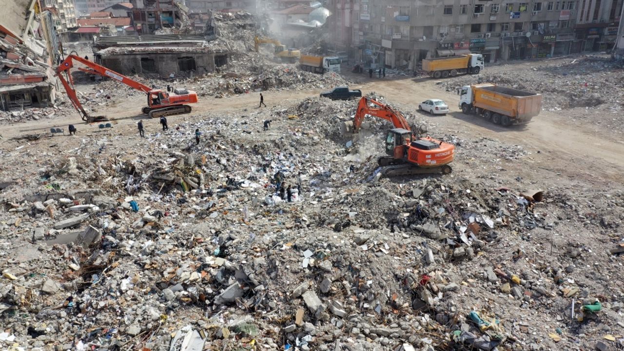 Malatya'da "kentin kalbi" olarak nitelenen iş yerlerindeki yıkıntı dronla görüntülendi