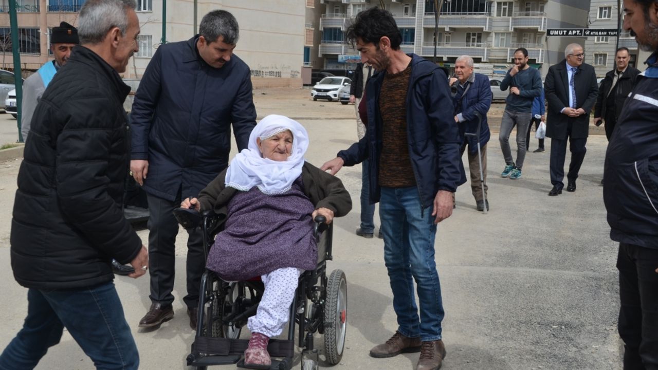 Muş'ta engellilere akülü tekerlekli sandalye dağıtıldı