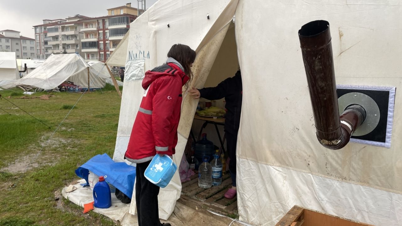 Türk Kızılay mobil sağlık aracı, Malatya'da depremzedelere hizmeti sürdürüyor