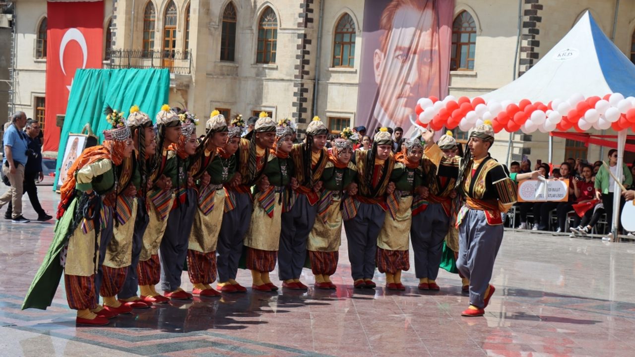 Deprem bölgesinde 19 Mayıs Atatürk'ü Anma, Gençlik ve Spor Bayramı kutlanıyor