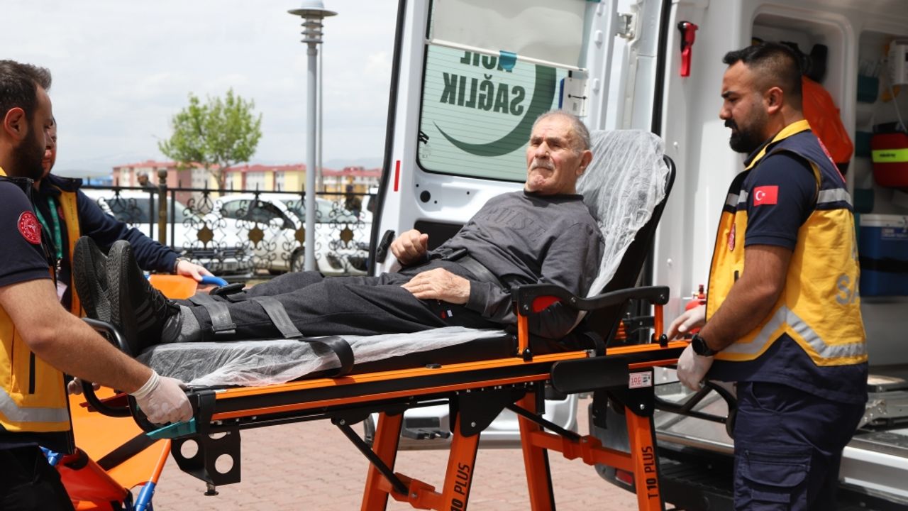 Erzurum ve Kars'ta hastalar oy kullanmaya ambulansla gitti