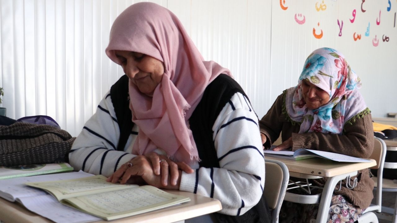 Konteynerde yaşayan kadınlar ilk kez okuma yazma ve Kur'an öğrenme imkanı buldu