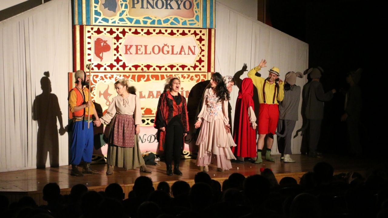 Erzurum Devlet Tiyatrosu öğrenciler için "Canlanan Masallar" oyununu sahneledi