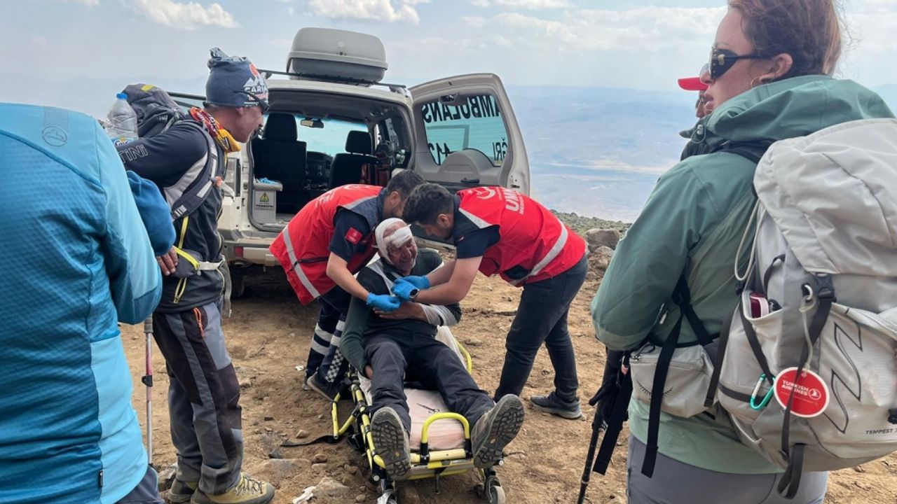 Ağrı Dağı'nda düşerek yaralanan 64 yaşındaki yabancı uyruklu dağcı tedavi altına alındı
