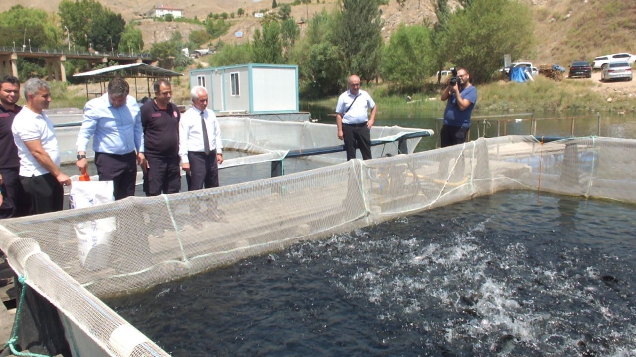 AK Parti Elazığ Milletvekili Nazırlı Keban'da balık üretim tesislerinde inceleme yaptı