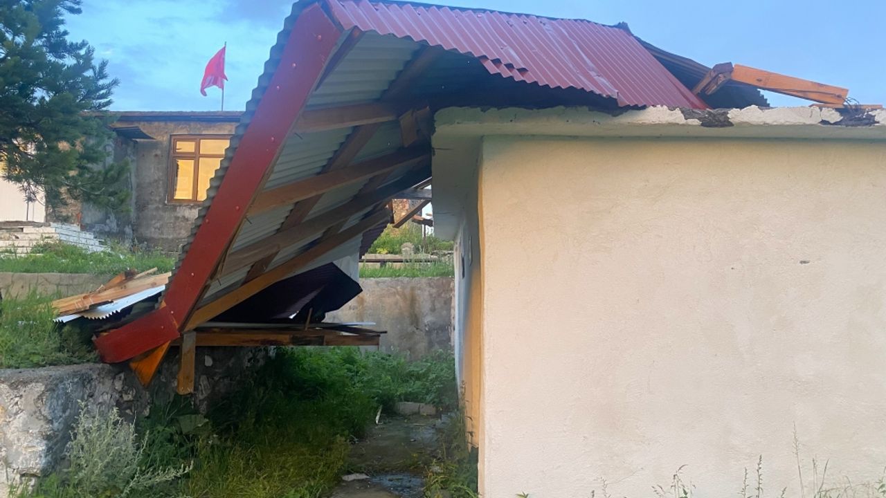 Ardahan'da şiddetli rüzgar bazı binaların çatılarını uçurdu