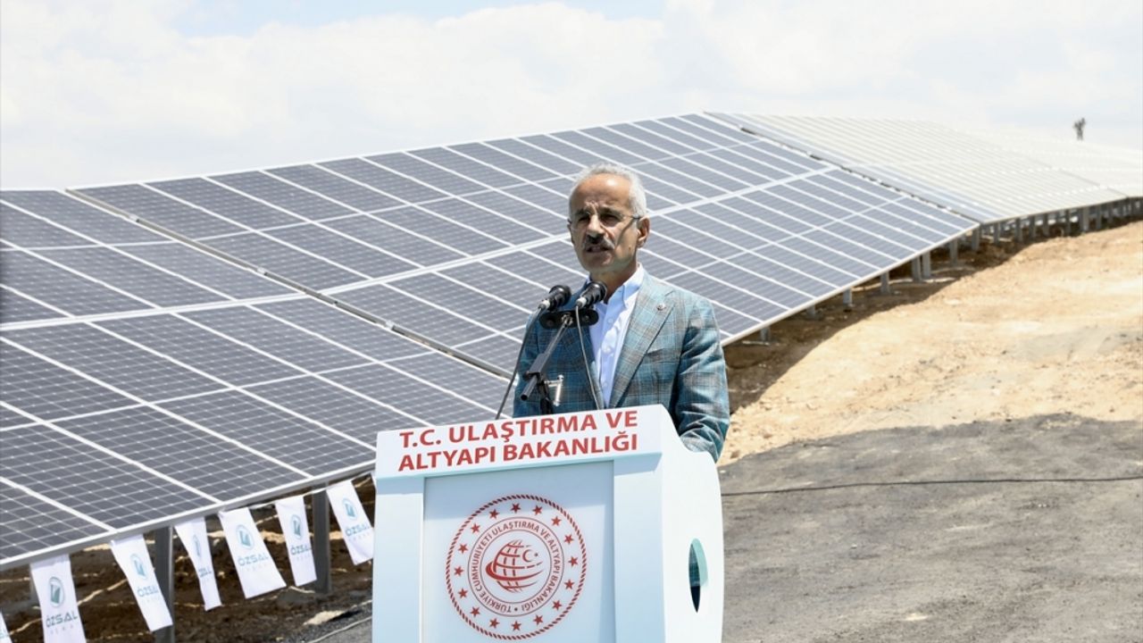 Bakan Uraloğlu, Van'da güneş enerjisi santralinin açılışını yaptı: