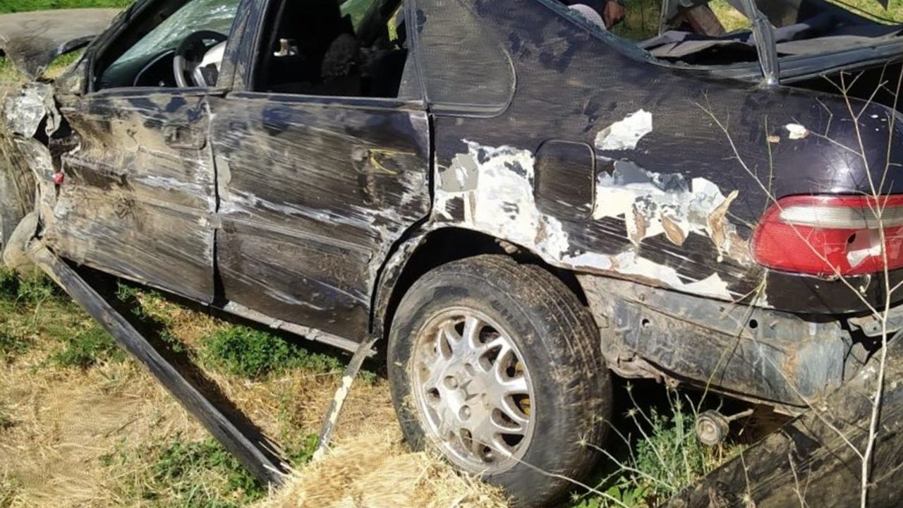 Bitlis'te otomobil şarampole devrildi, 1 kişi öldü, 4 kişi yaralandı