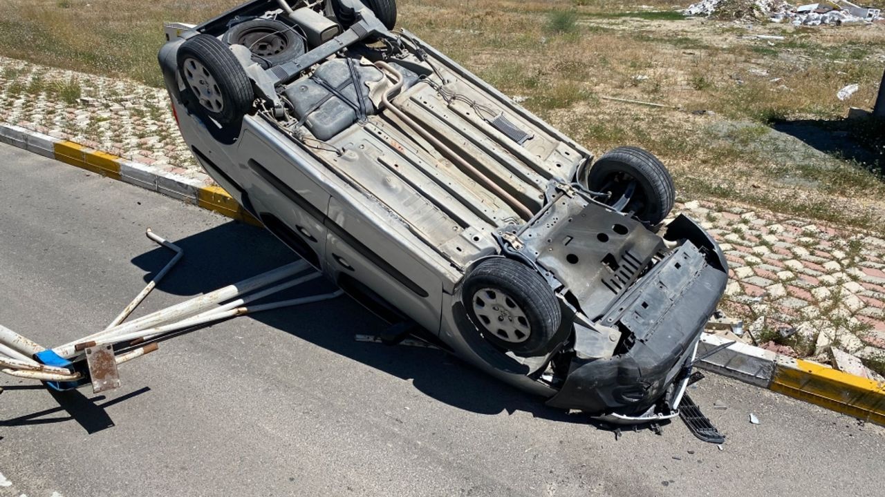 Elazığ'da devrilen hafif ticari araçtaki 2 kişi yaralandı