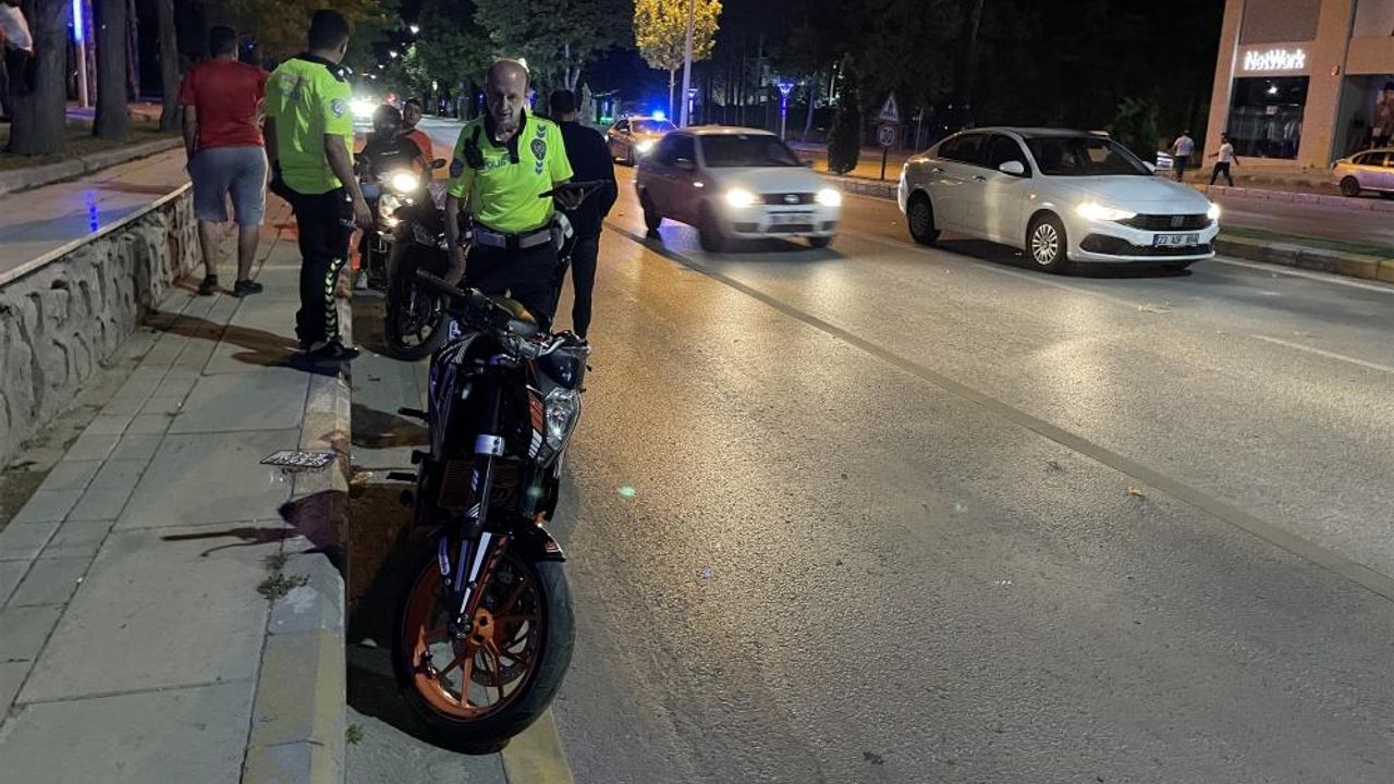 Elazığ’da otomobile çarpan motosikletin sürücüsü yaralandı