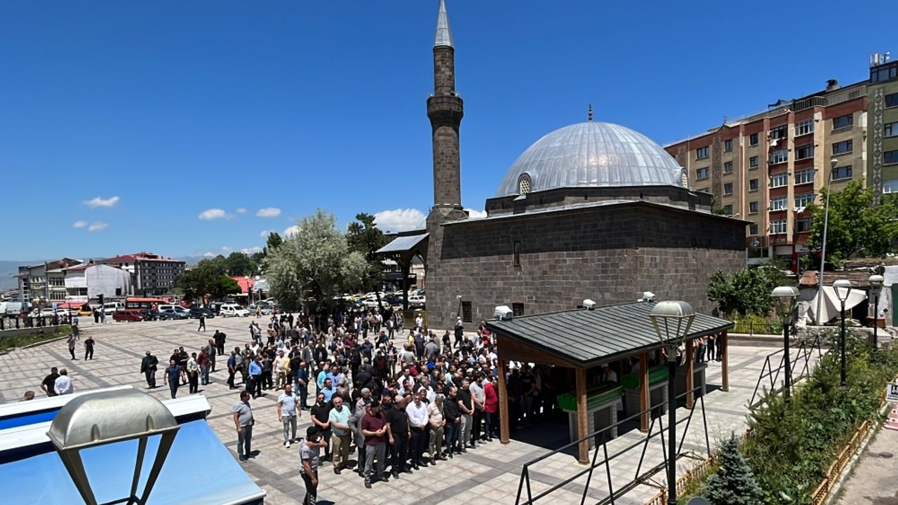 Erzurum'da başına parke düşmesi sonucu ölen çocuğun cenazesi defnedildi