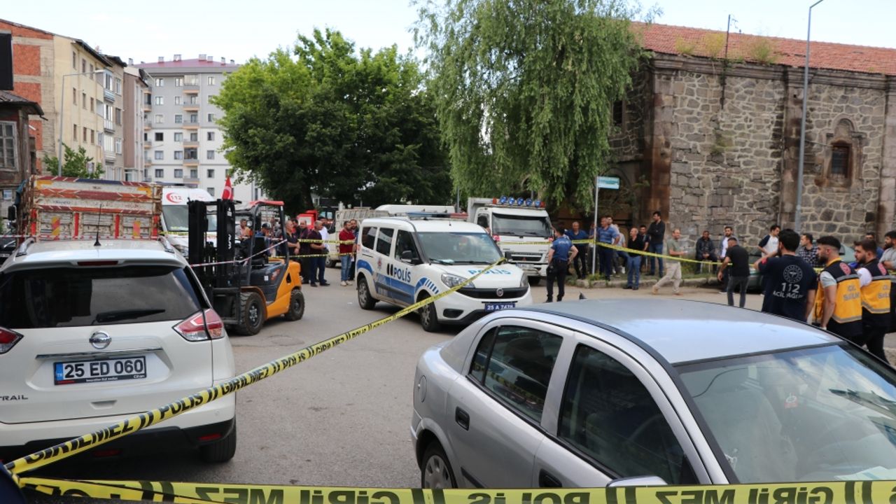 Erzurum'da kafasına iş makinesinden parke düşen çocuk öldü
