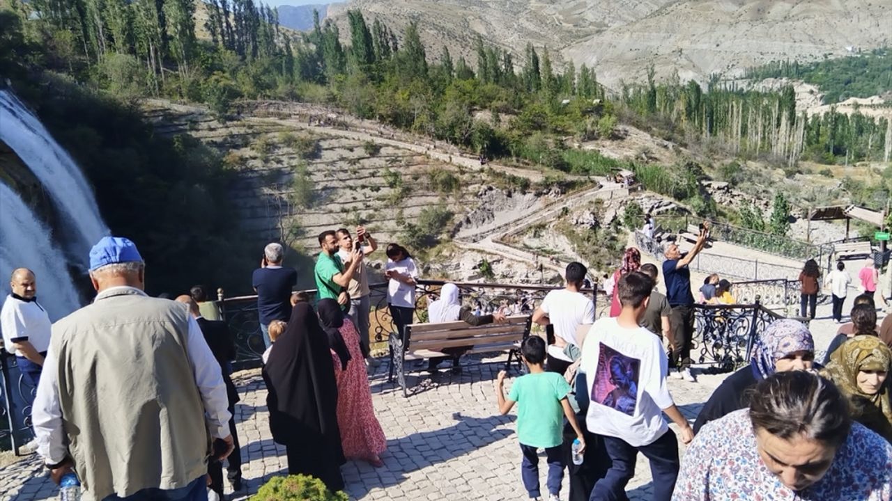 Erzurum'da misafir edilen depremzedeler Tortum Şelalesi'ni gezdi