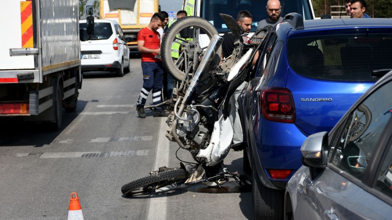 Erzurum'da otomobile çarpan motosiklet sürücüsü yaralandı