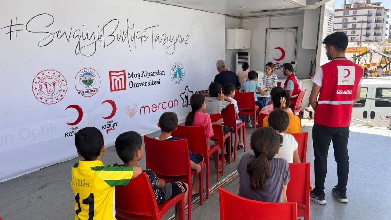 Malatya'da "Sevgi ve Sağlık Tırı"nda depremzede çocukların göz taraması yapıldı