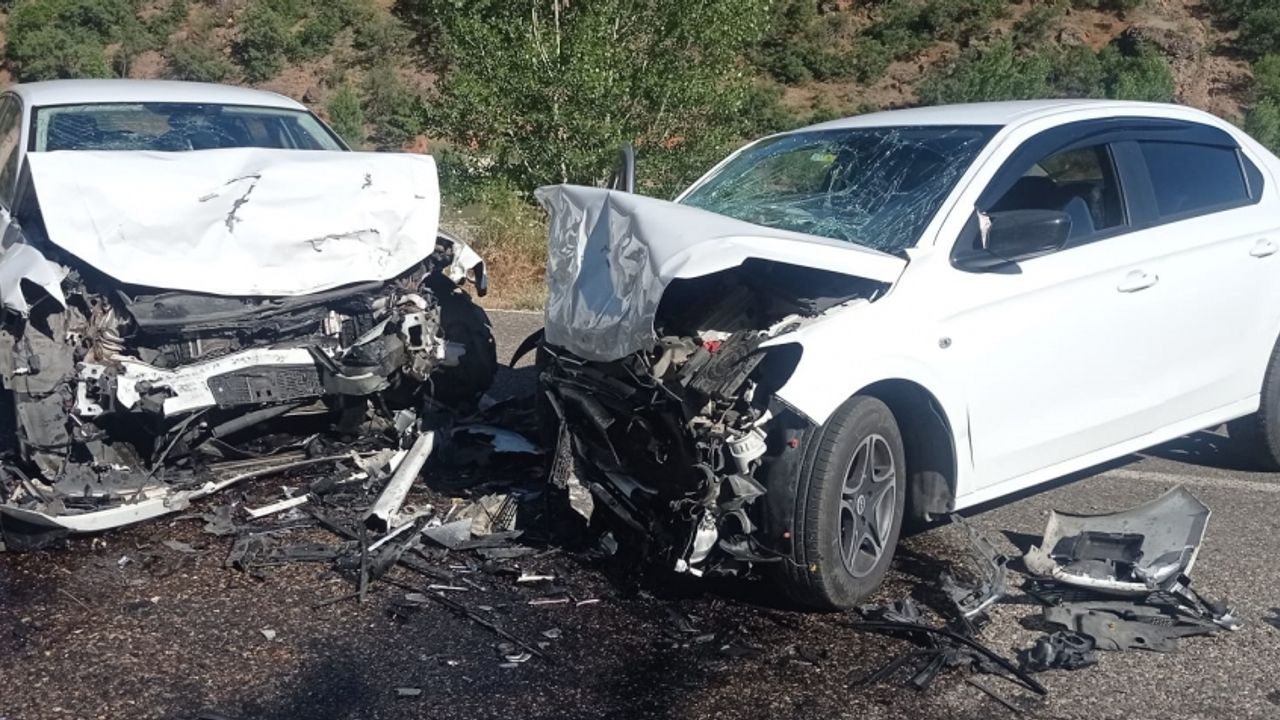 Tunceli'de iki otomobil çarpıştı, 4 kişi yaralandı