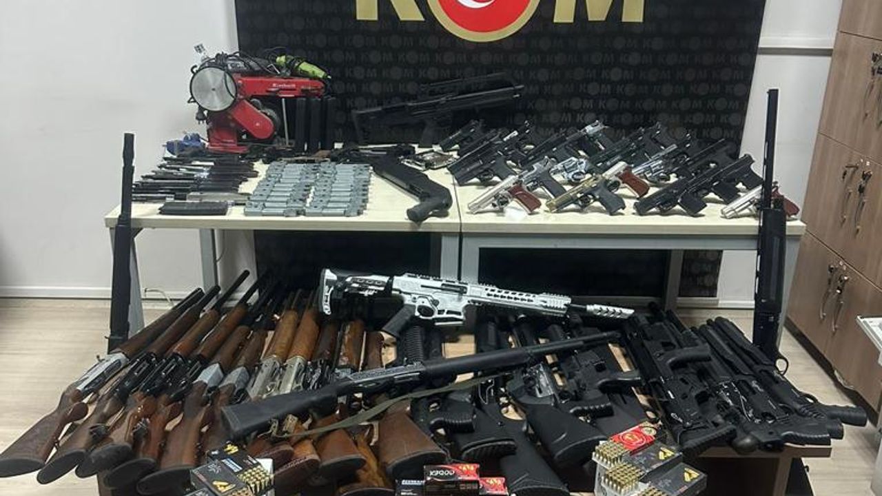 Ağrı'da adreslerinde çok sayıda silah ele geçirilen 2 şüpheli gözaltına alındı