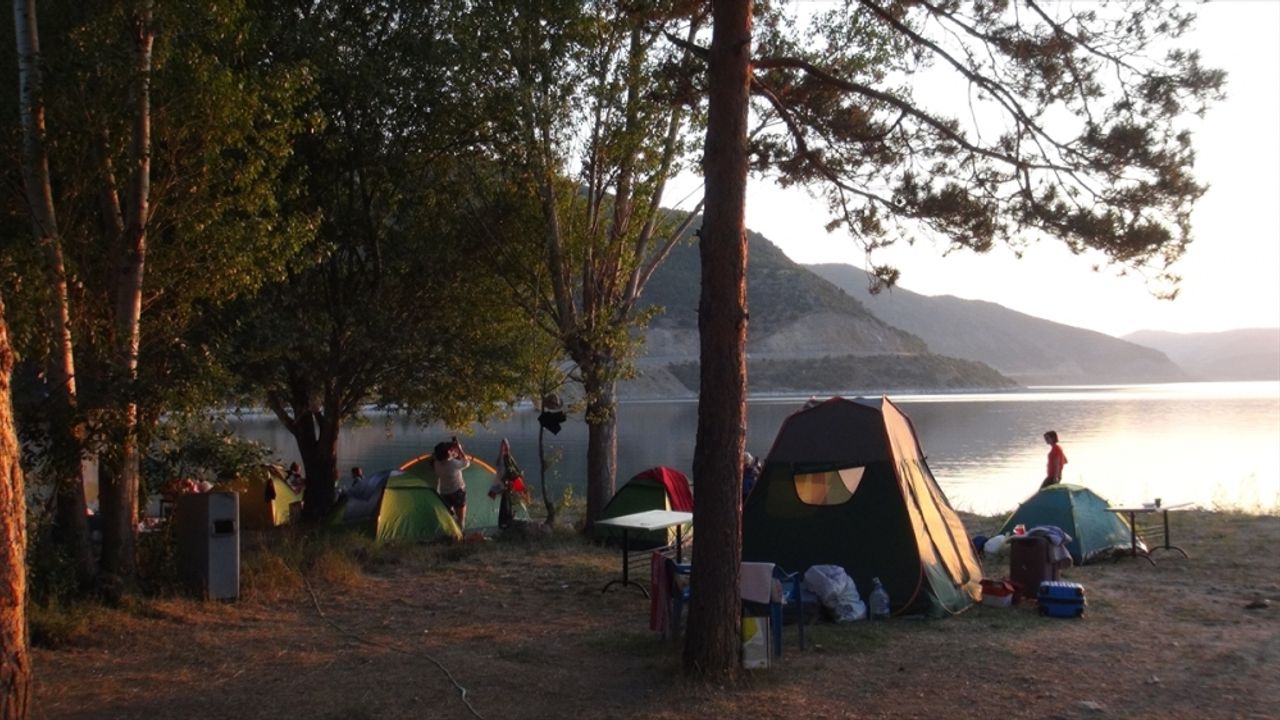 Doğasever kadınlar, Van Gölü'ne dikkat çekmek için kamp kurdu