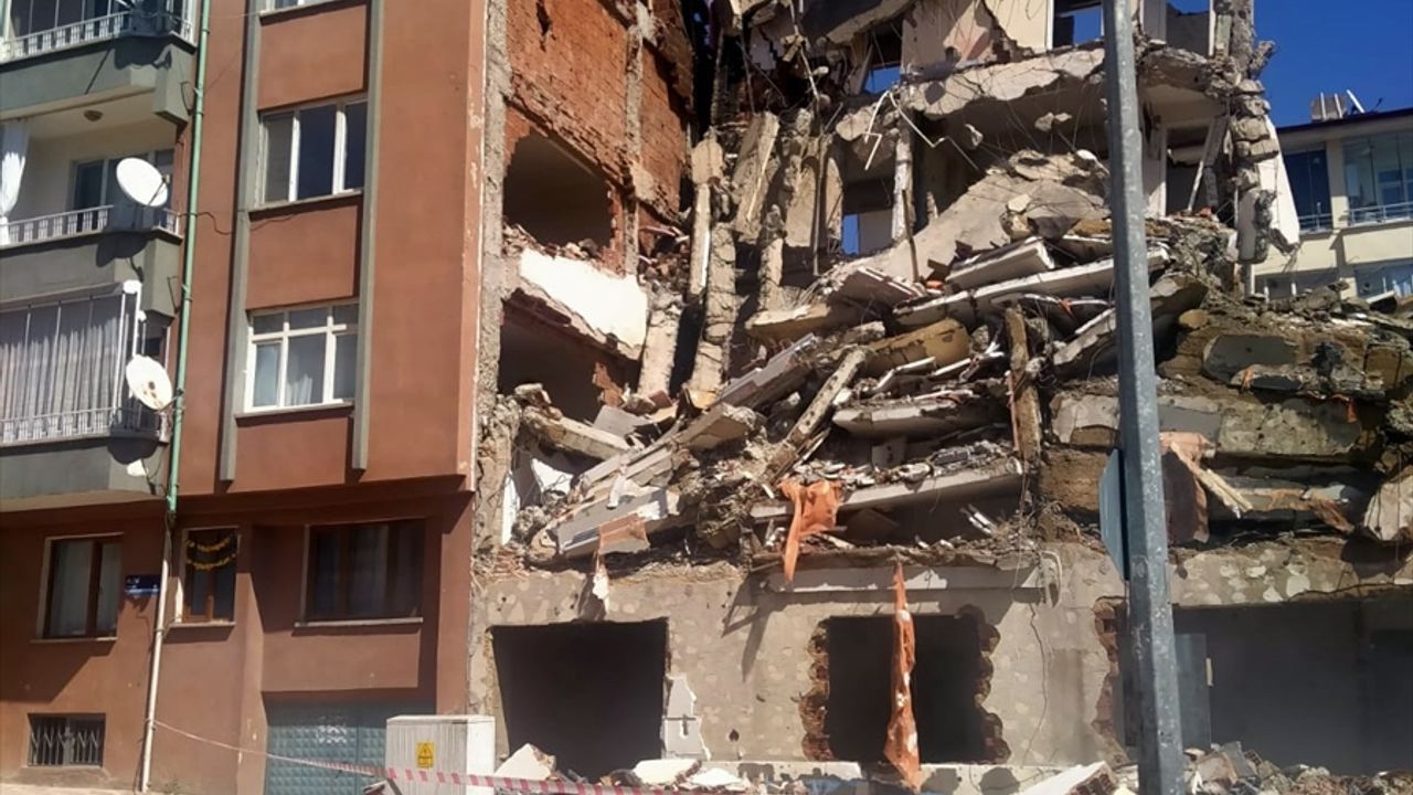 Elazığ'da yıkım esnasında çöken ağır hasarlı bina bitişikteki apartmana zarar verdi