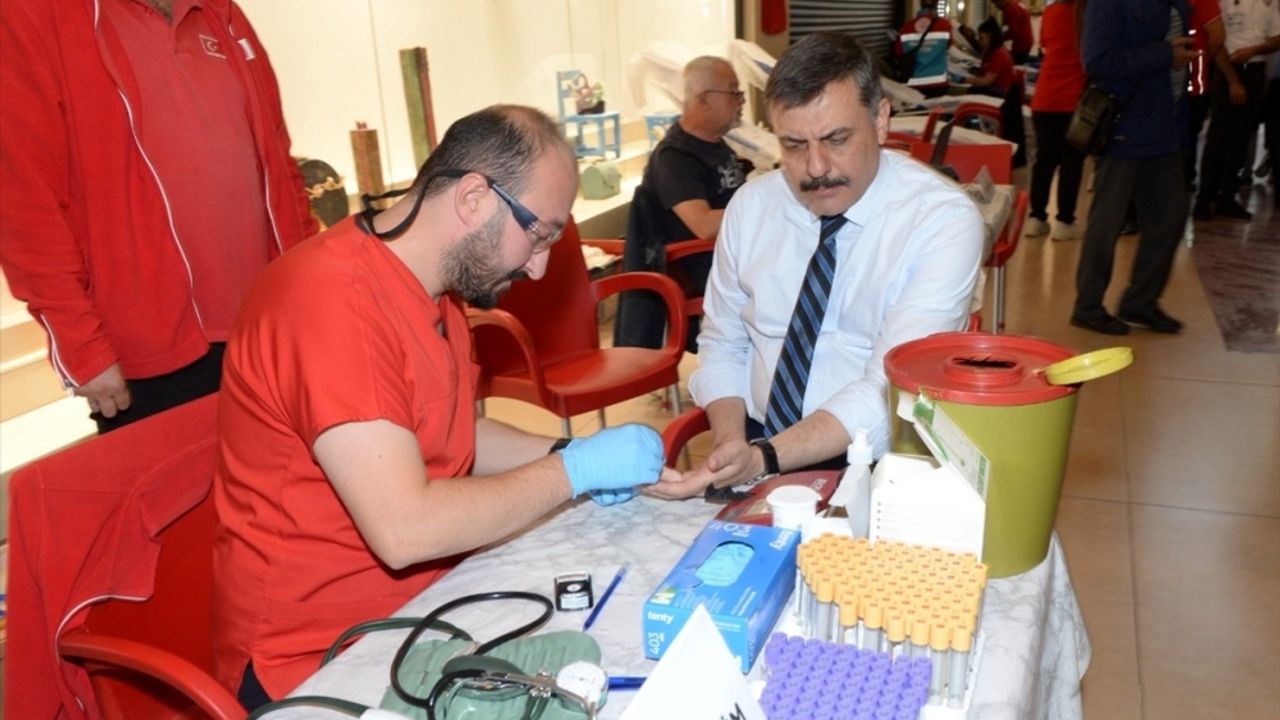 Erzurum'da 40. kan bağışını yapan Vali Çiftçi'ye altın madalya verildi
