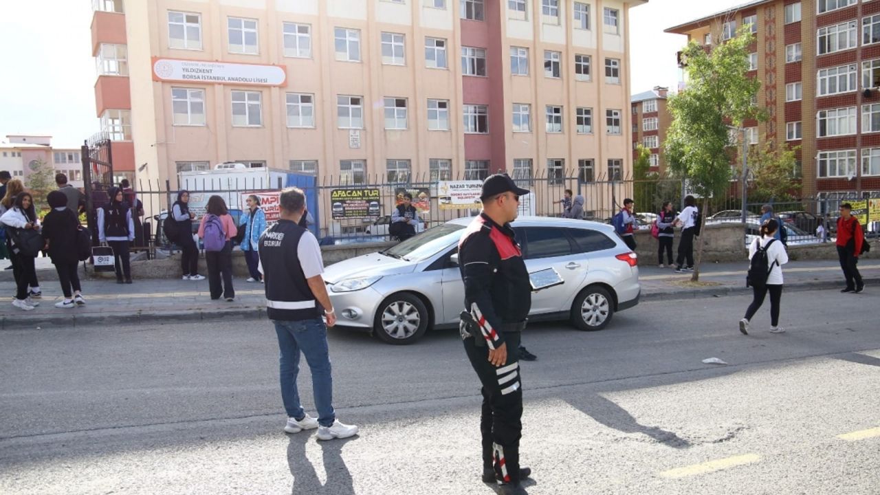 Erzurum'da polisler okul önleri ve çevresinde uygulama yaptı