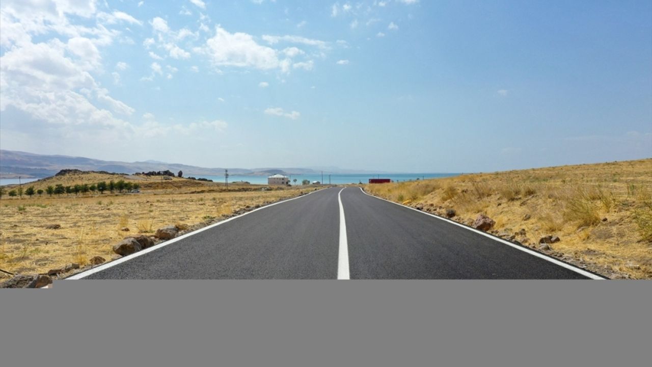Muradiye'de 13 kilometre sıcak asfalt çalışması yapıldı