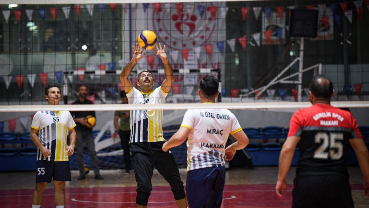 Vali Çelik, Kamu Spor Oyunları Turnuvası'nda voleybol oynadı