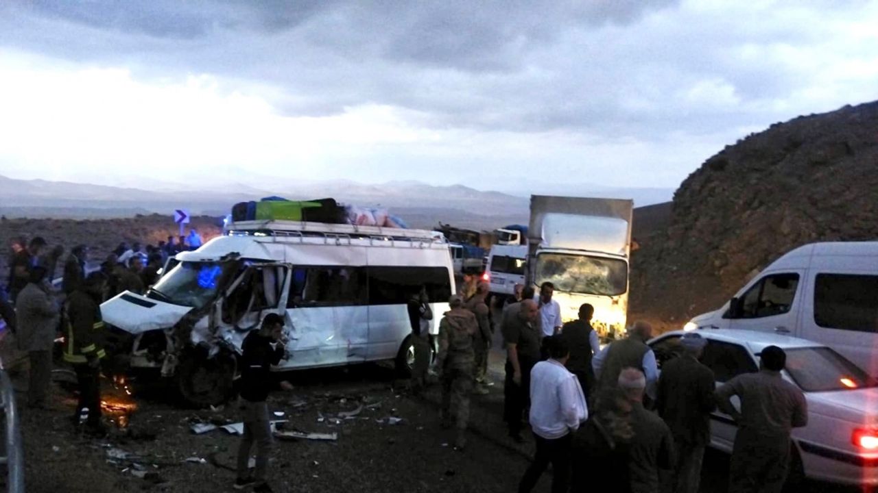 Van'da minibüsle kamyonetin çarpışması sonucu 1 kişi öldü, 11 kişi yaralandı