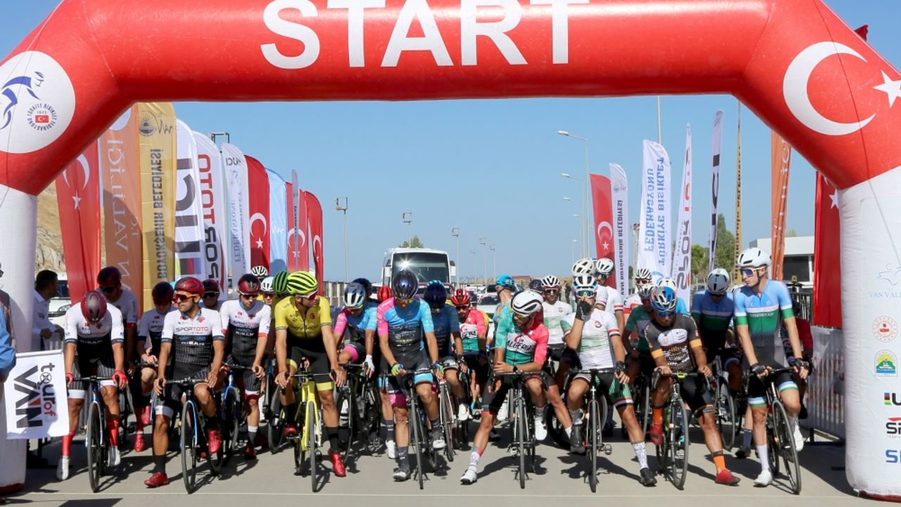 Van'da "Tour of Van" uluslararası bisiklet yarışı başladı