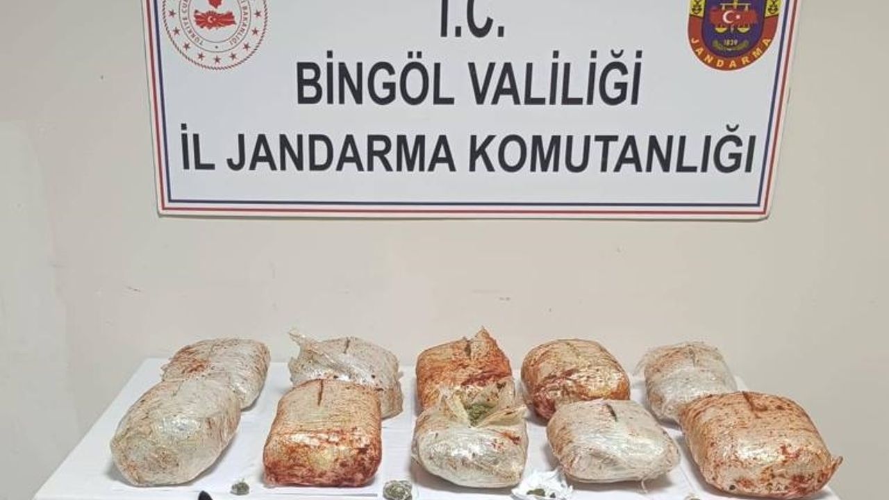 Bingöl'de salça kovaları ve patates çuvallarında 10 kilogram esrar bulundu