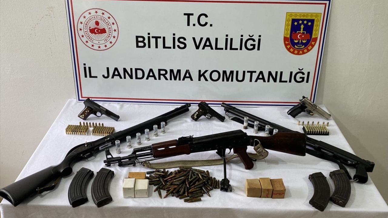 Bitlis'te sosyal medyadan silahlı görüntü paylaşanlara yönelik operasyonda 3 şüpheli yakalandı