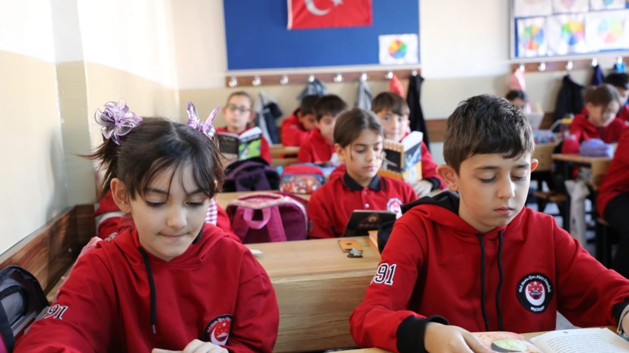 Erzincan'da tüm öğrenciler eş zamanlı 24 dakika kitap okudu