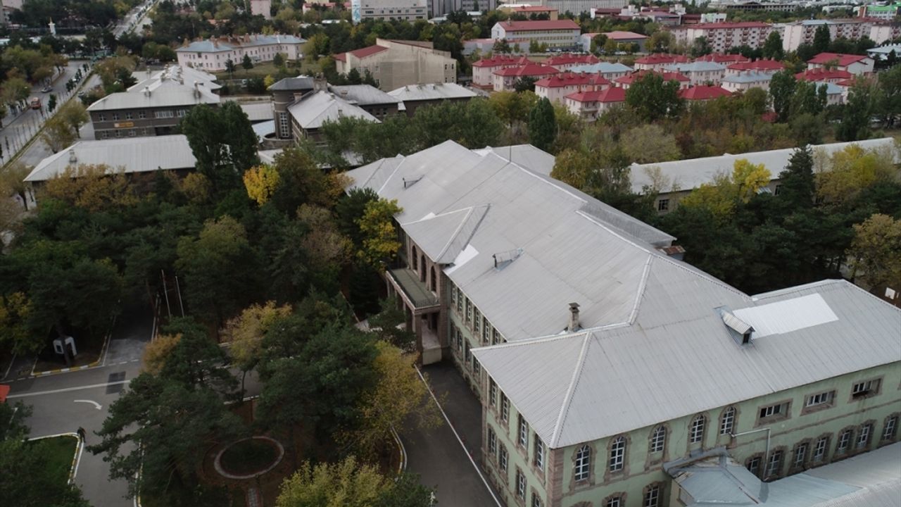 Erzurum'da eski askeri hastane binası asırlık liseye devredildi