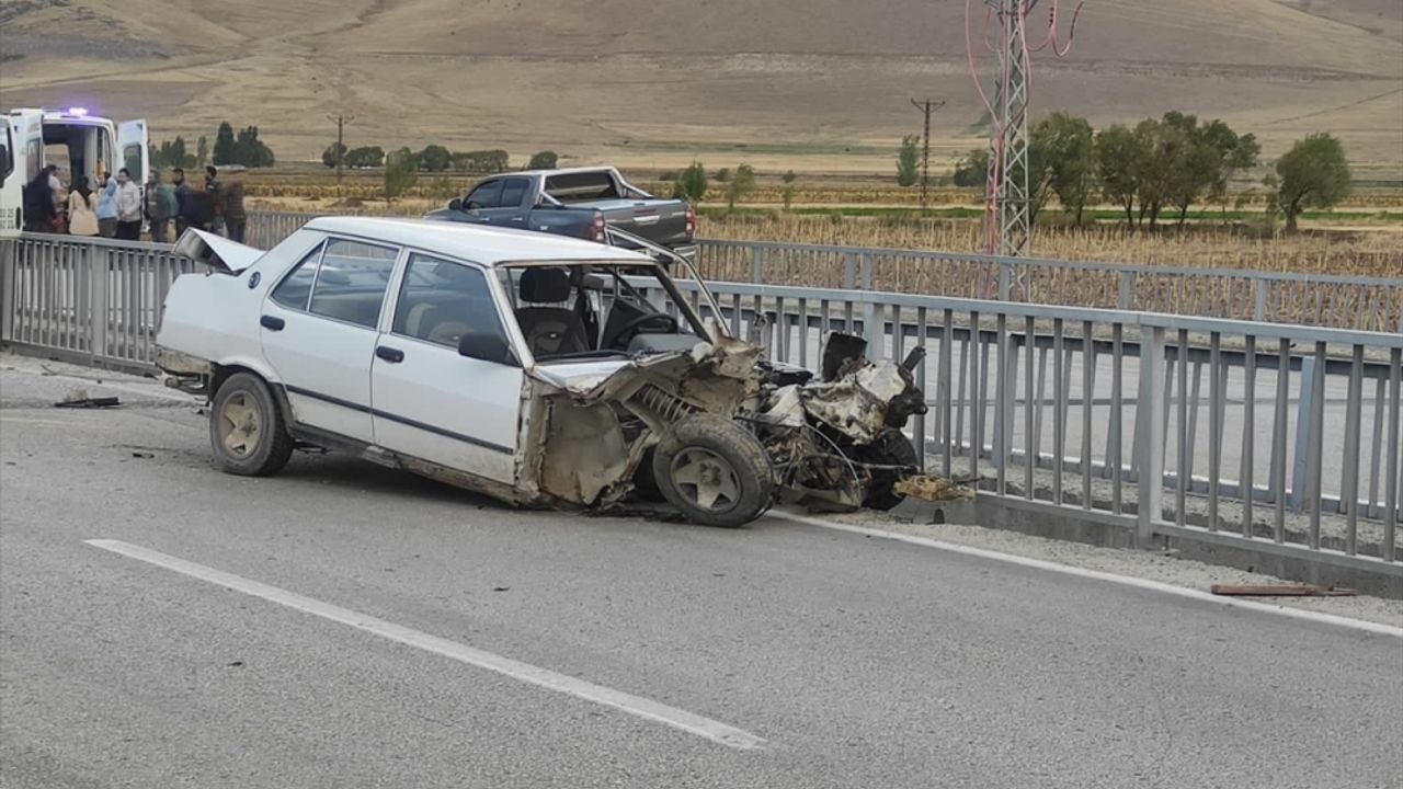 GÜNCELLEME - Erzurum'da kaza yapan aracın camından fırlayıp köprüden düşen sürücü öldü
