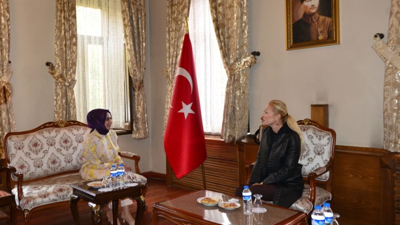 Kültür ve Turizm Bakanı Ersoy'un eşi Pervin Ersoy Ardahan'da tarihi mekanları gezdi