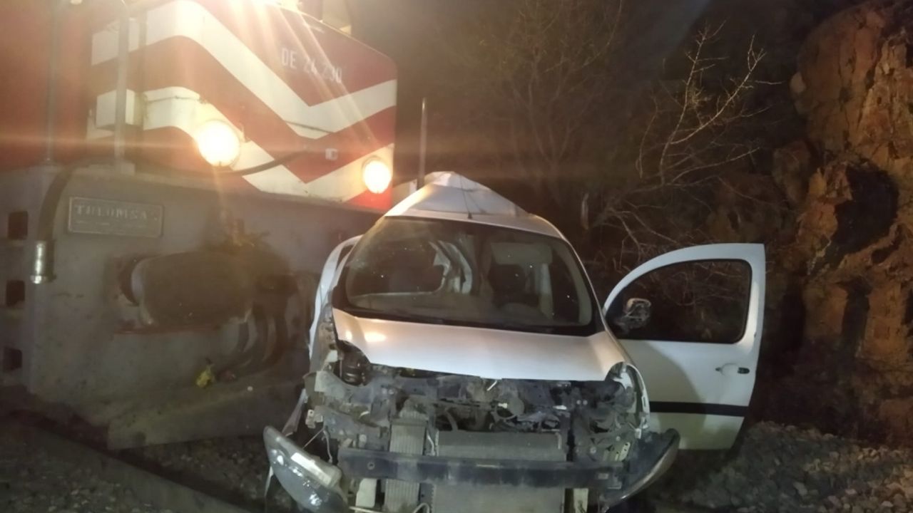 Malatya'da hemzemin geçitte trenin çarptığı aracın sürücüsü yaralandı