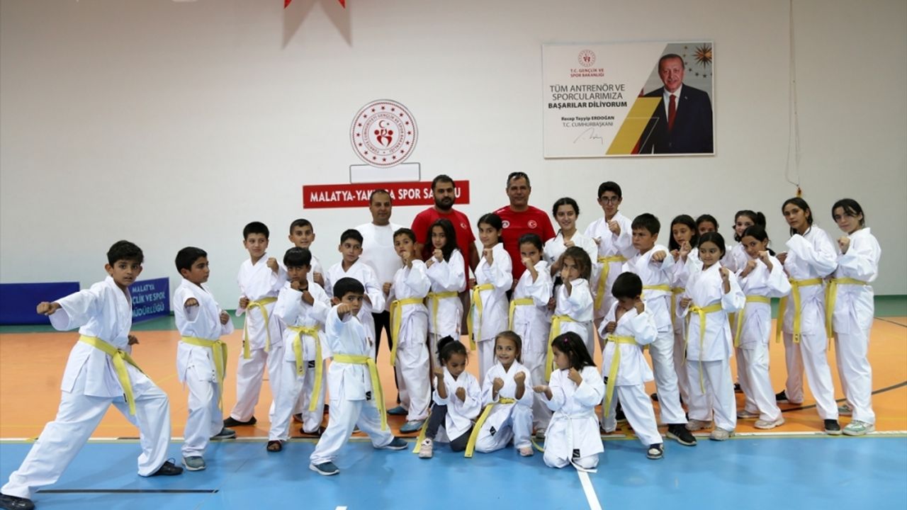 Malatya'da konteyner kentte kalan çocuklara karate kıyafeti desteği